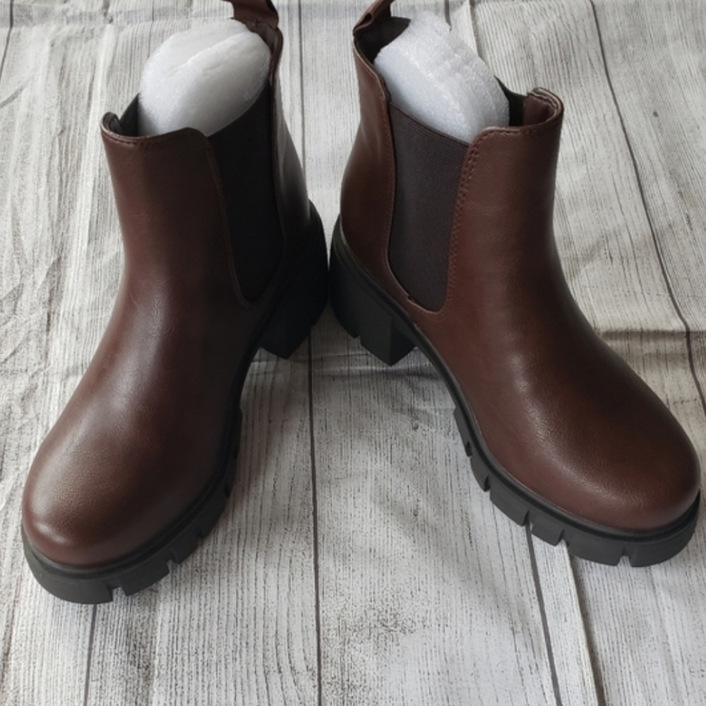 Soda Women’s Size 7 Brown Faux Leather Chelsea Chunky Platform Ankle Boots